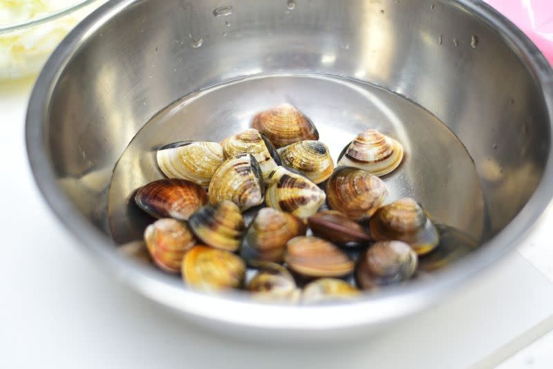 ▲日本研究表示在蛤蜊吐沙時，滴入蜂蜜後，整個湯頭大升級。（示意圖／翻攝pixabay）
