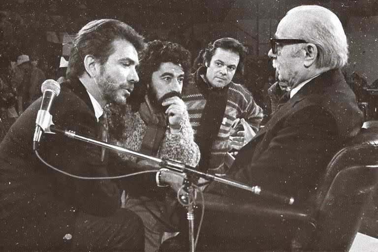 Juan Alberto Badía y los productores Emilio Cartoy Díaz y Picky Taboada junto al escritor Ernesto Sábato en Badía y compañía