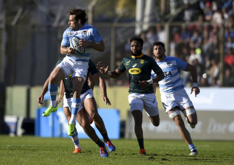 Nicolás Sánchez toma el balón en el partido entre Argentina y Sudáfrica que se jugó en el Estadio Padre Ernesto Martearena el 10 de agosto de 2019 en Salta; fue el último encuentro oficial de los Pumas en nuestro país, meses antes de la pandemia