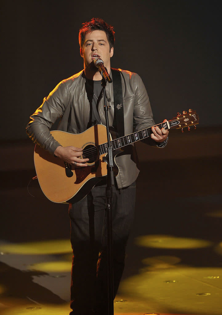 Lee DeWyze performs "Simple Man" by Lynyrd Skynyrd and "Hallelujah" by Leonard Cohen on "American Idol."