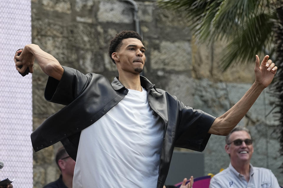 San Antonio Spurs NBA basketball first round draft pick Victor Wembanyama throws t-shirts to fans at a meet the rookies event in San Antonio, Saturday, June 24, 2023. (AP Photo/Eric Gay)