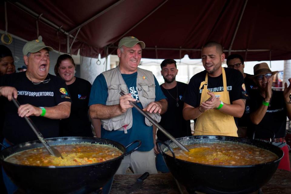 El chef José Andrés (al centro) preparando una paella durante un evento de asistencia alimentaria después del huracán María en San Juan, Puerto Rico.