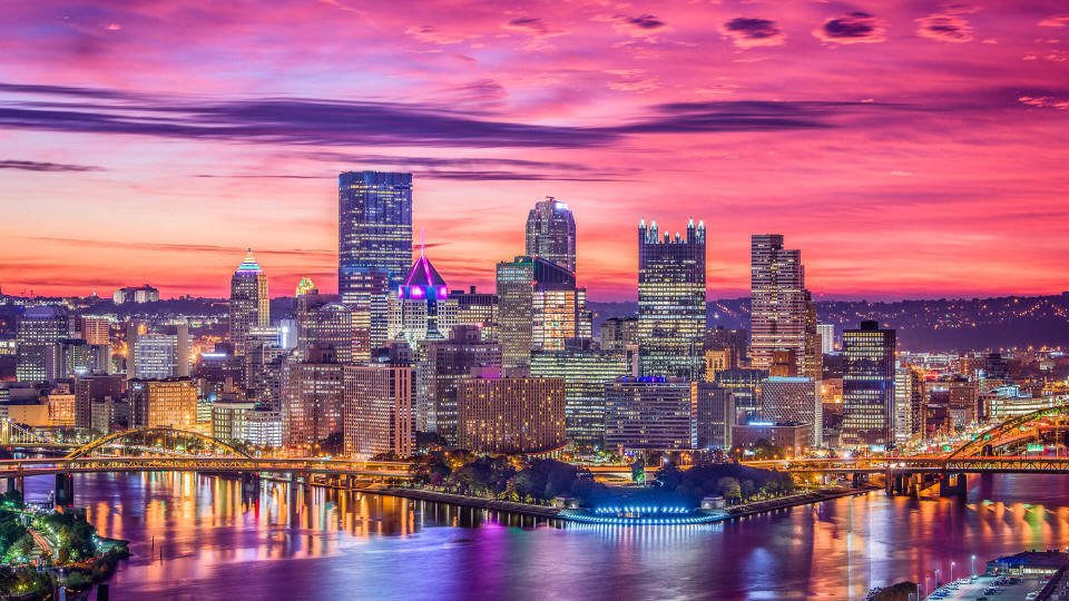 Pittsburgh, Pennsylvania, USA city skyline.