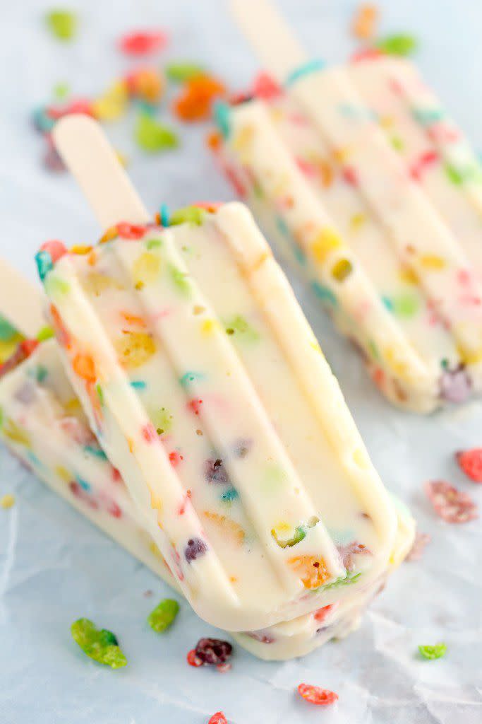 Marshmallow Fruity Pebbles Pudding Pops