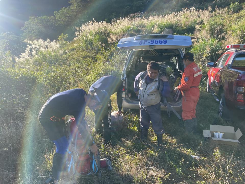 台東縣消防局17日上午接獲報案，指轆轆溫泉山區有男子不慎摔落邊坡待援，關山消防大隊立即調派2梯次共14名搜救人員整裝前往搶救。（圖／台東縣消防局提供）
