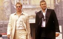 In der starbesetzten Gaunerkomödie "Ocean's Eleven" befand sich Pitt als Rusty Ryan (links) in bester Gesellschaft. Gemeinsam mit Danny (George Clooney) plant er den großen Coup - der Auftakt einer Film-Trilogie. (Bild: VOX / Warner Bros. Ent.)