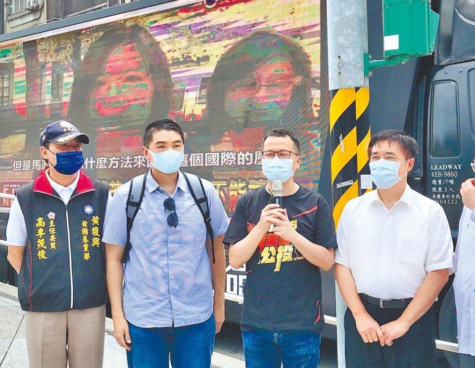 國民黨反萊豬顧健康公投列車從基隆市出發環島，國民黨革實院長羅智強（右二）、前台北市長郝龍斌（右）、前立委謝國樑（左二）等人到場。（陳彩玲攝）