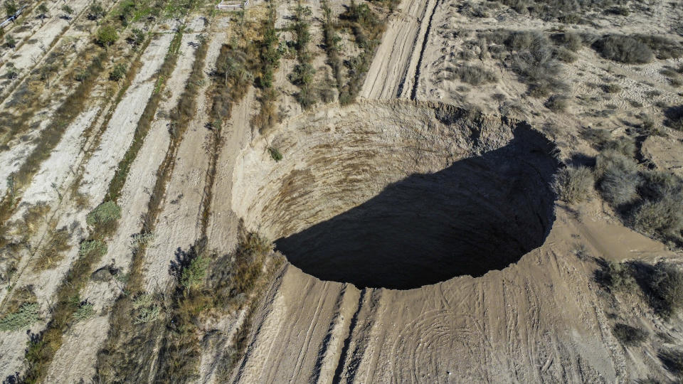 Das riesengroße Loch in Chile gibt genauso große Rätsel auf. (Bild: Johan Godoy / AFP)