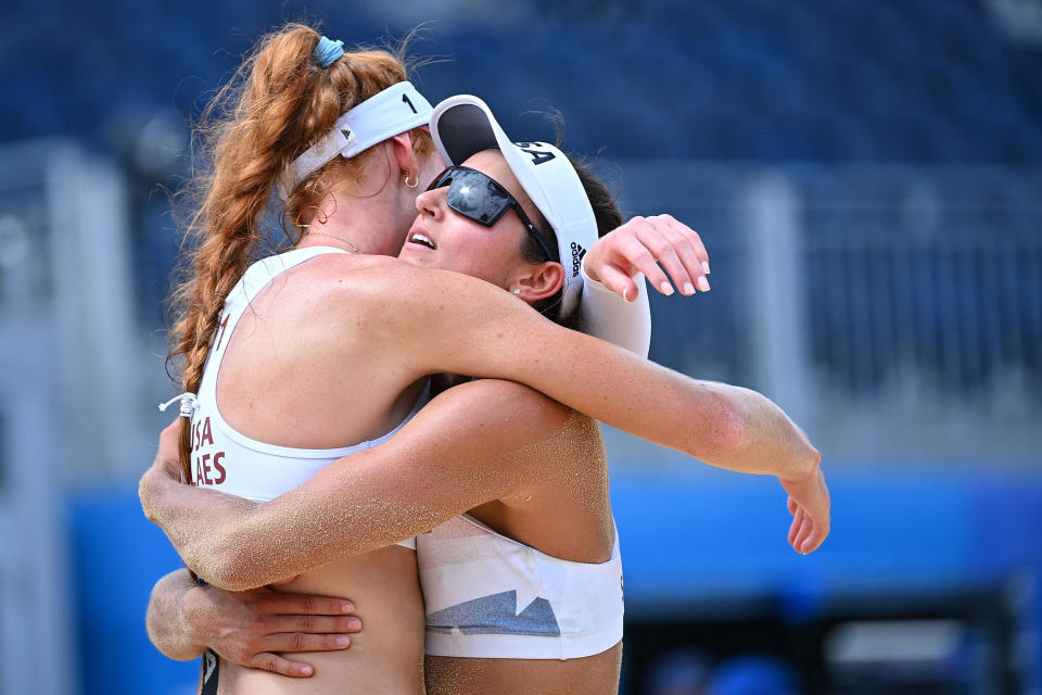 Image: Kelly Claes and USA's Sarah Sponcil (Loic Venance / AFP - Getty Images)