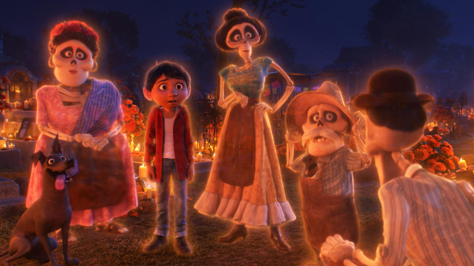 Der diesjährige Disney-Weihnachtsfilm punktet durch seine Einzigartigkeit. In "Coco" geht es zwar traditionell bunt und musikalisch zu - dieses Mal aber in der mexikanischen Kultur. Im Mittelpunkt steht der Wert von Erinnerungen.