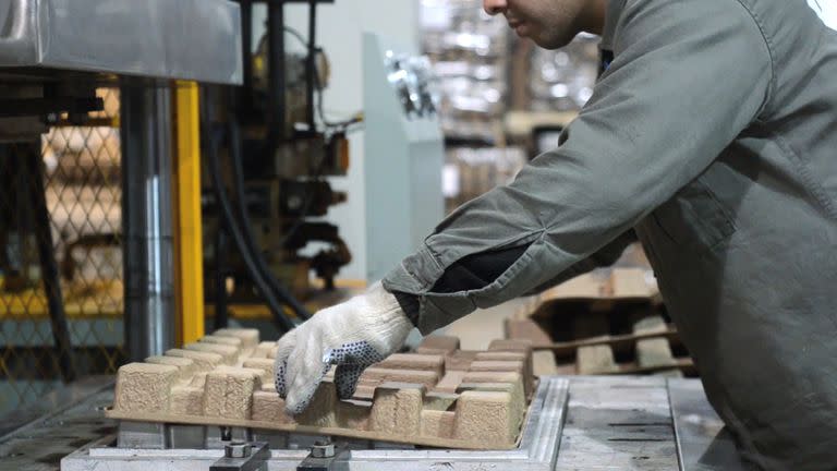 El empaquetado con pulpa moldeada (llamado pulpak) permite reciclar el material con el que viene embalada la electrónica y las partes de un electrodoméstico y reducir así la basura que se genera durante su fabricación