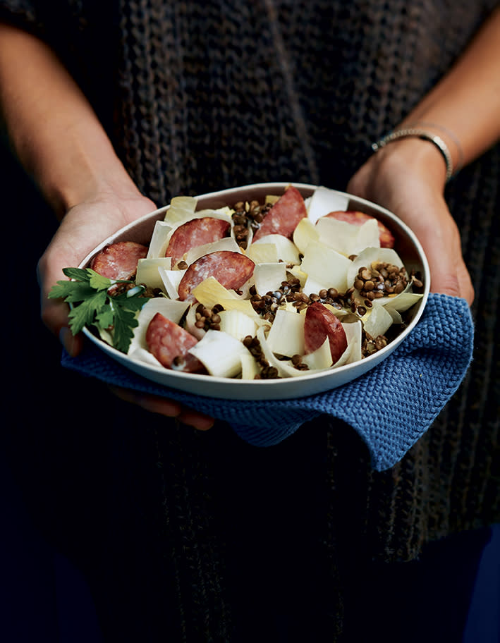 Salade tiède aux endives, saucisse de Morteau et lentilles vertes