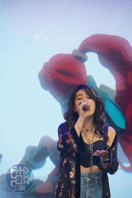 劉明湘在發布會現場演唱由她填詞的遊戲概念曲〈By My Side〉。