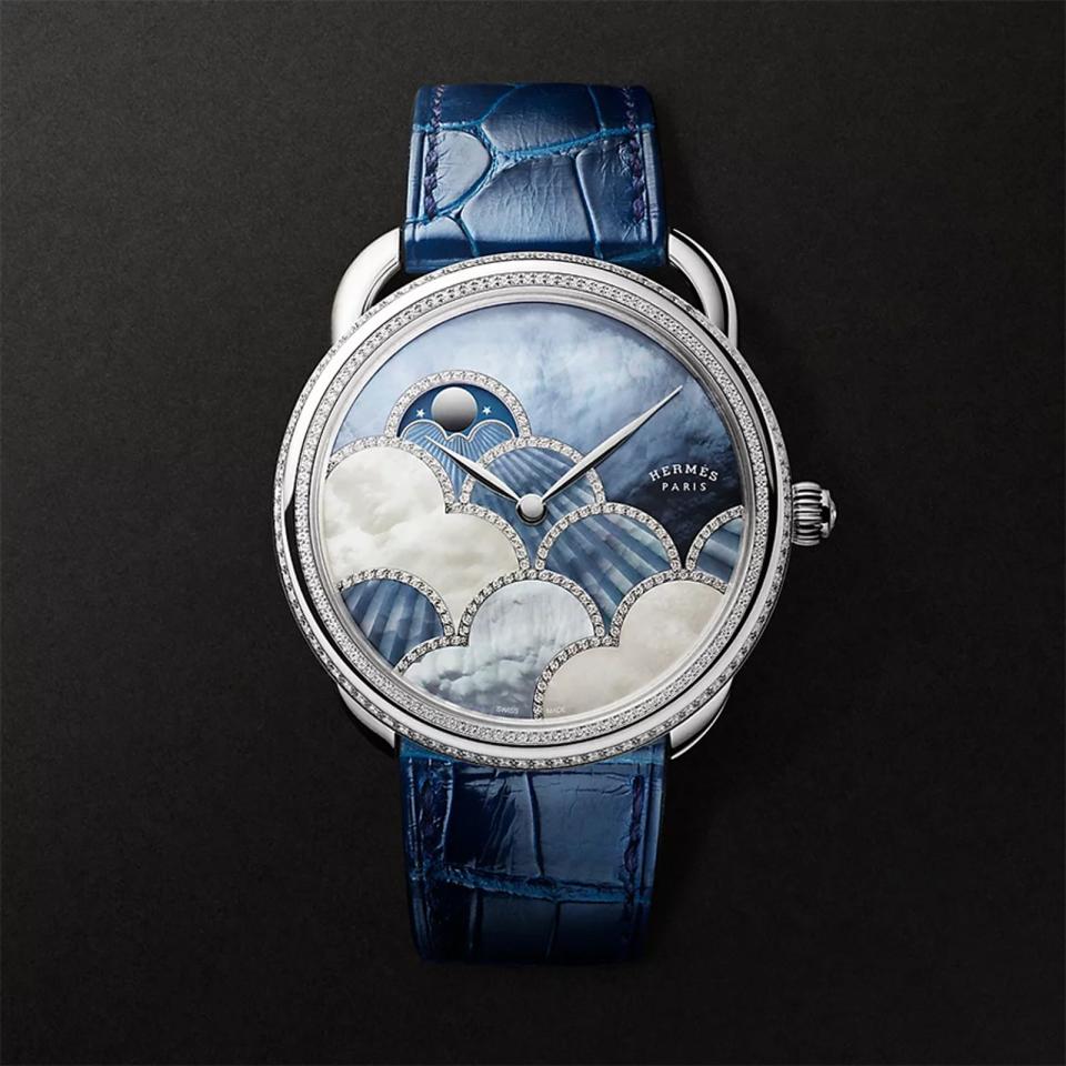 HERMÈS Arceau Petite Lune dans Les Nuages｜錶徑38mm／18K白金錶殼／時、分、月相盈虧指示／H1837自動上鍊機芯／錶殼鑲嵌210顆鑽石（0.73克拉）、面盤鑲嵌137顆鑽石（0.19克拉）／防水3大氣壓／定價NT$2,148,000