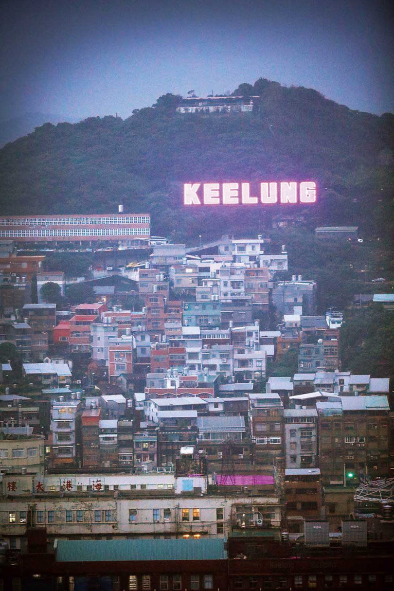 虎仔山上的「KEELUNG」字樣仿好萊塢地標設計，晚上則化身為夜景勝地。（圖／于魯光攝）