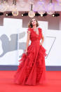 Kein roter Teppich ohne mindestes eine schöne Lady in Red, und Arizona Muse enttäuschte in diesem wallenden Chiffon-Traum von Alberta Ferretti nicht. (Bild: Stefania D'Alessandro/WireImage)