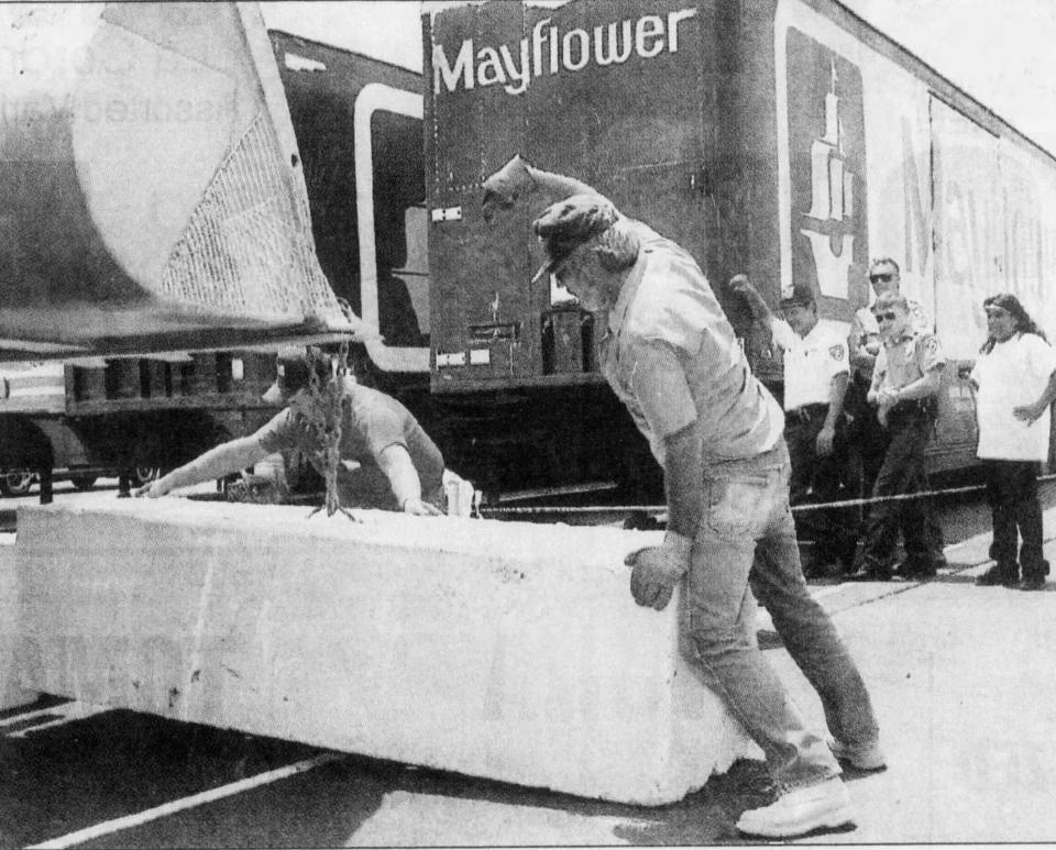 People set up barriers to barricade trucks holding gaming machines at the Fort McDowell Yavapai Nation. The blocks were set up Thursday to guard against a raid by federal authorities. (Published May 29, 1992)