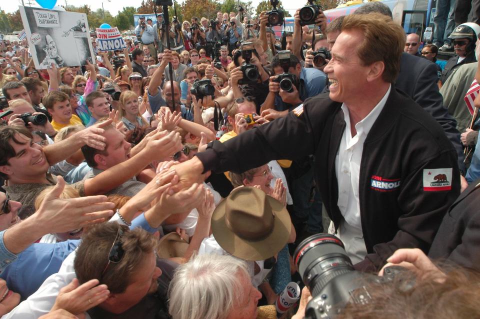 Schwarzenegger Begins Campaign Bus Tour