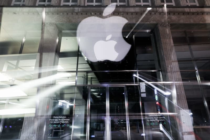 The logo of the US technology company Apple can be seen at night at the Apple Store Jungfernstieg in the city center. Christian Charisius/dpa