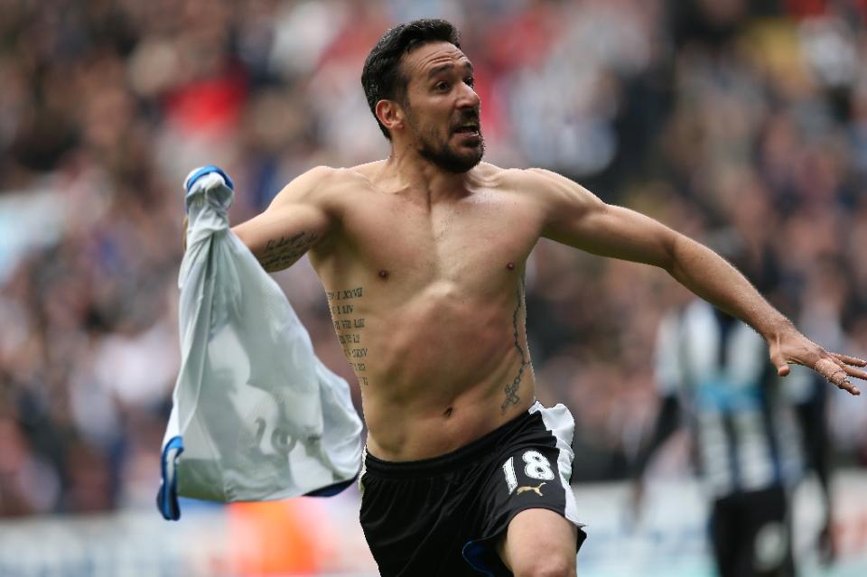 Newcastle United&#39;s Argentinian midfielder Jonas Gutierrez celebrates after scoring a second goal during the English Premier League football match between Newcastle United and West Ham United in Newcastle-Upon-Tyne, England on May 24, 2015 (AFP Photo/Ian MacNicol)