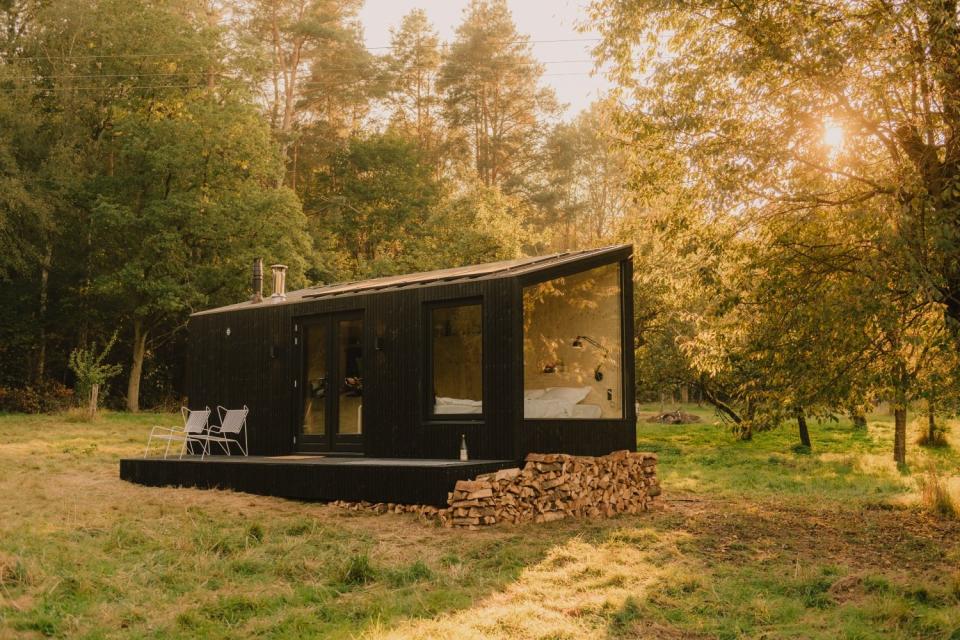 Dieses Tiny House von Raus steht knapp zwei Stunden nördlich von Berlin auf einer Streuobstwiese. - Copyright: Raus