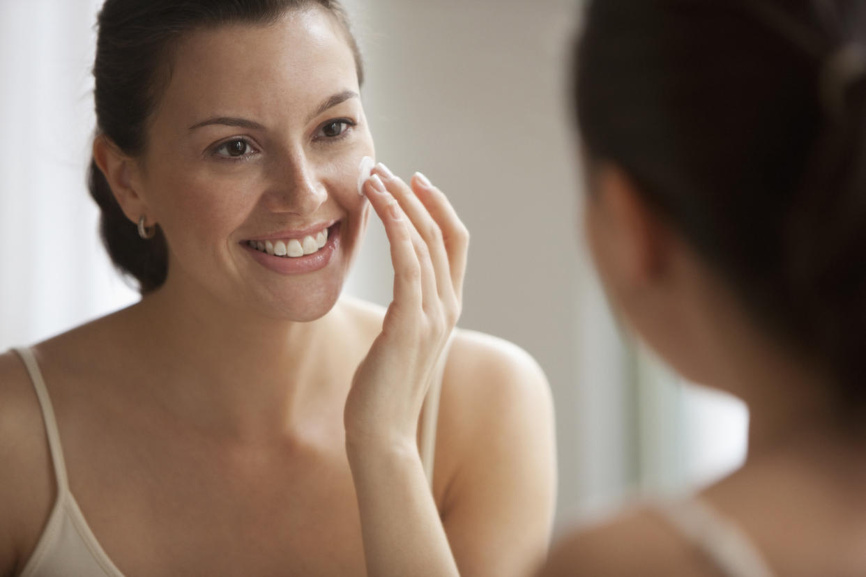 Cremas, serums y productos básicos para comenzar un neceser/Getty Images.