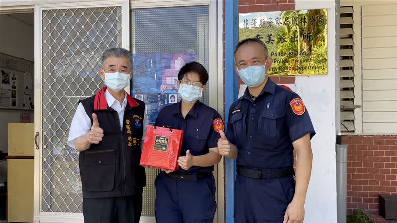 蔡局長關心女性同仁生活起居。（圖／花蓮縣警察局提供）