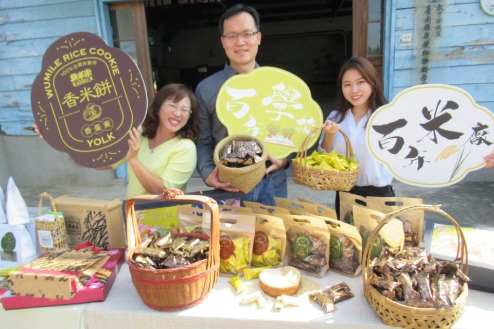 百年米廠芳榮米廠研發米食新口味，送給百年小學菁寮國小的學生們品嘗。（記者陳佳伶攝）