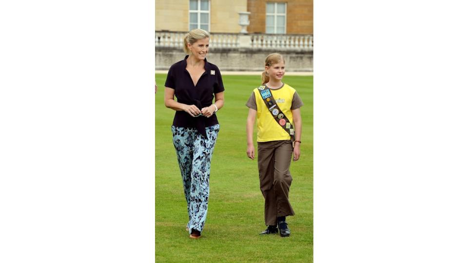 duchess sophie and daughter in grounds of buckingham palace