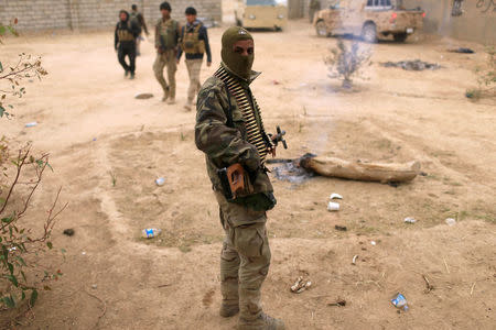 Lions of The Tigris a group of Sunni Arab fighters part of the The Popular Mobilisation Committee, or Hashid Shaabi take part during a military operation against Islamic State militants in Shayyalah al-Imam, Iraq November 30, 2016. REUTERS/Thaier Al-Sudani