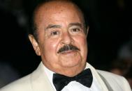 <p>Adnan Khashoggi fue un empresario y traficante de armas saudí conocido por sus excentricidades. Fallecido en 2017, pasó dos veces por el altar. La primera en 1961 con una joven británica llamada Sandra Daly, que al convertirse al Islam cambió su nombre por el de Soraya. Tras el final de su matrimonio y un largo litigio en los tribunales, un juez determinó en 1980 que el multimillonario debía pagarle 874 millones de dólares a su exesposa. (Foto: AFP). </p>