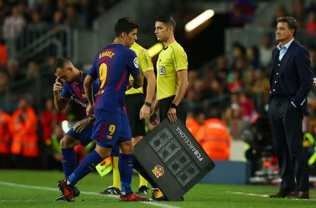 Soccer Football - La Liga Santander - FC Barcelona vs Malaga CF - Camp Nou, Barcelona, Spain - October 21, 2017 Barcelona’s Luis Suarez is substituted for Paco Alcacer REUTERS/Albert Gea