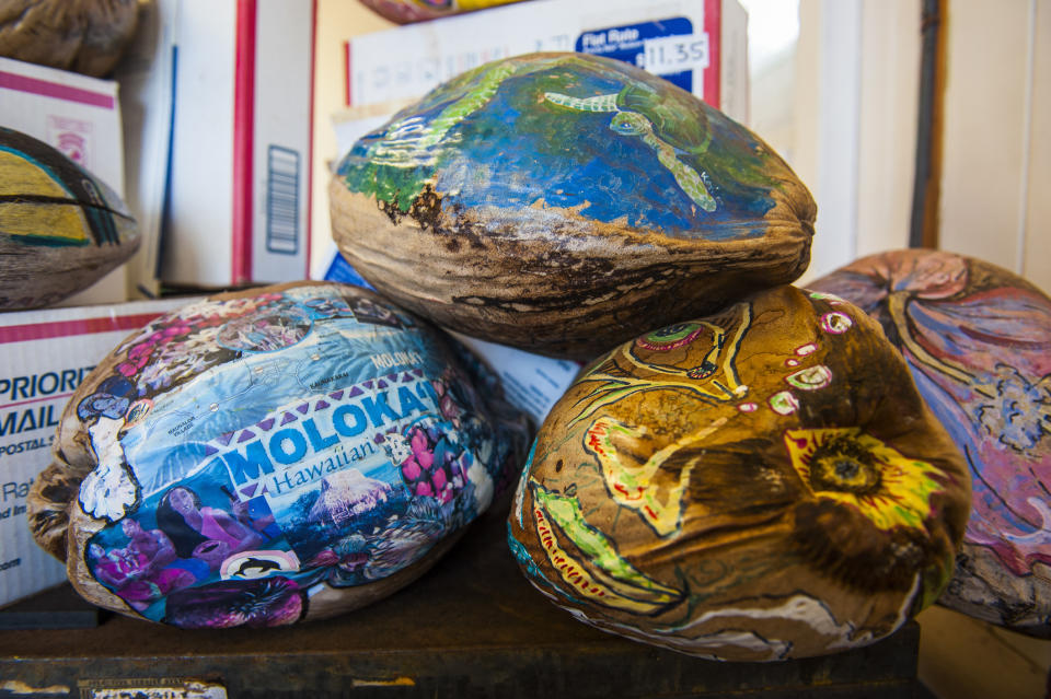 Viele Kokosnüsse, die von Moloka’i aus in die ganze Welt verschickt werden, sind wunderschön und bunt bemalt. Bei der Post liegen extra Buntstifte bereit. Foto: Symbolbild / gettyimages / Westend61