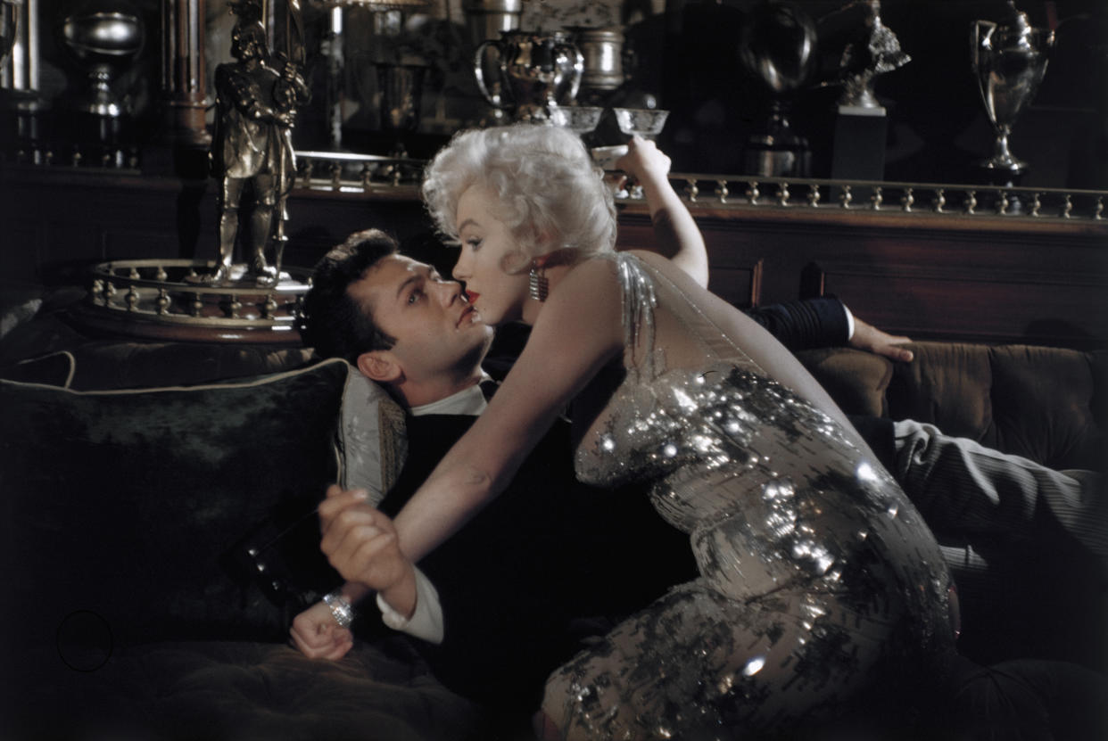 LOS ANGELES - 1958:  Actors Marilyn Monroe and Tony Curtis on the set of the film 