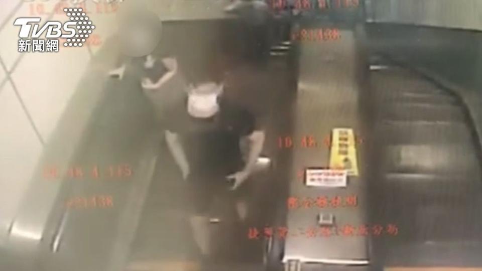 譚姓男子在電扶梯上偷拍女子。（圖／TVBS）