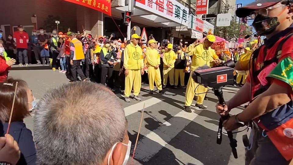 白沙屯媽行經童綜合醫院沙鹿院區。（圖／翻攝自白沙屯媽祖網路電視台YT）