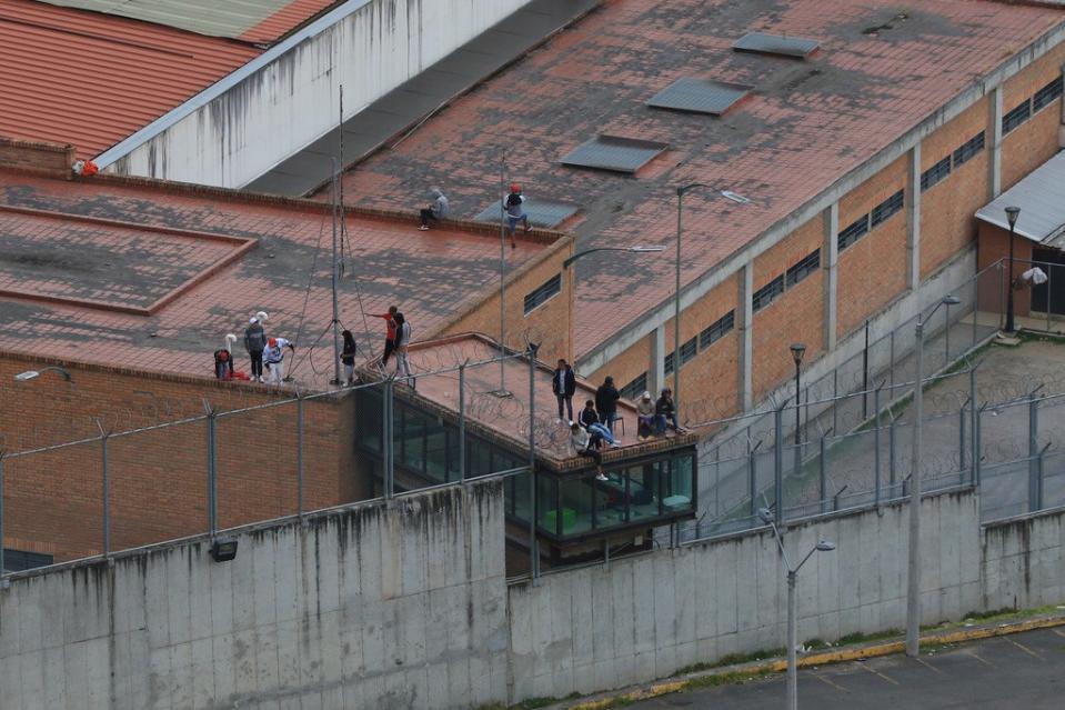 厄瓜多第三大城昆卡（Cuenca）的其中一所監獄8月31日發生暴動，空拍近照可見數名囚犯站在屋頂上。美聯社