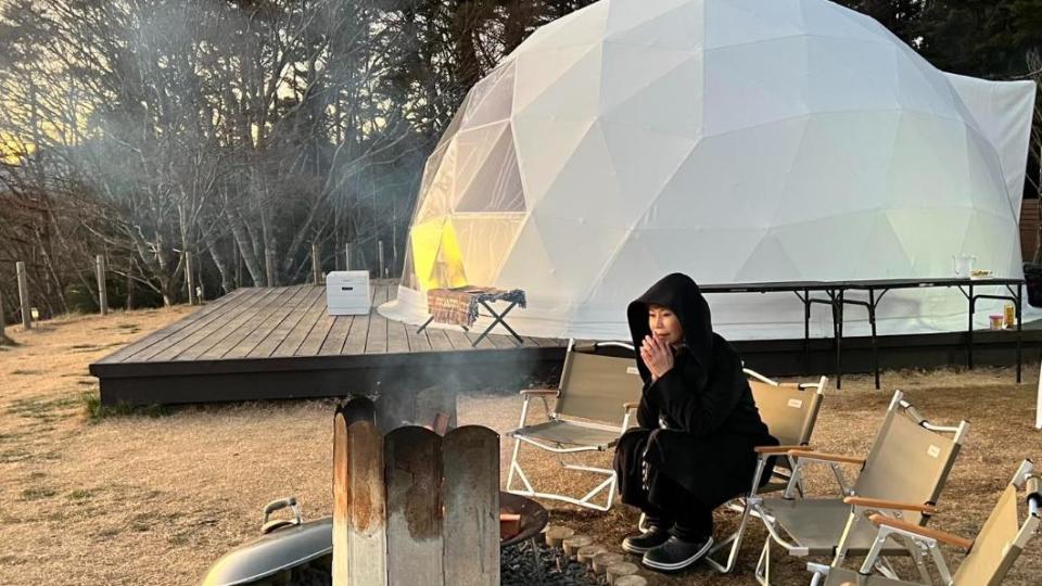 詹雅雯看著富士山露營。（圖／翻攝自詹雅雯臉書）