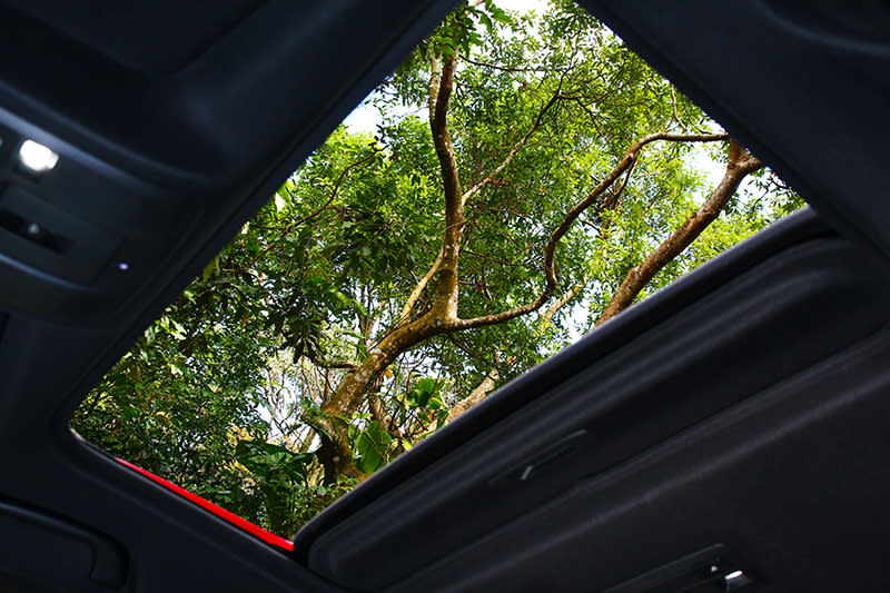 電動天窗僅搭載於2.5升旗艦進化車型。