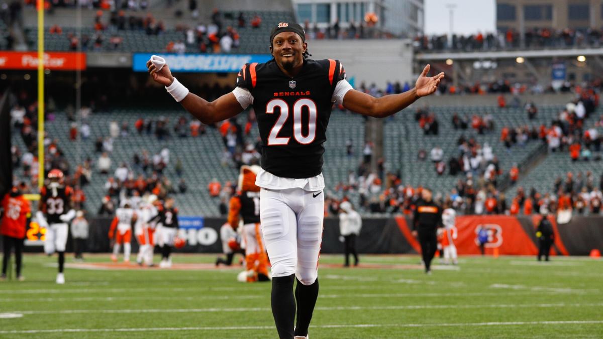 Three players ejected after brawl between Bengals, Dolphins - NBC