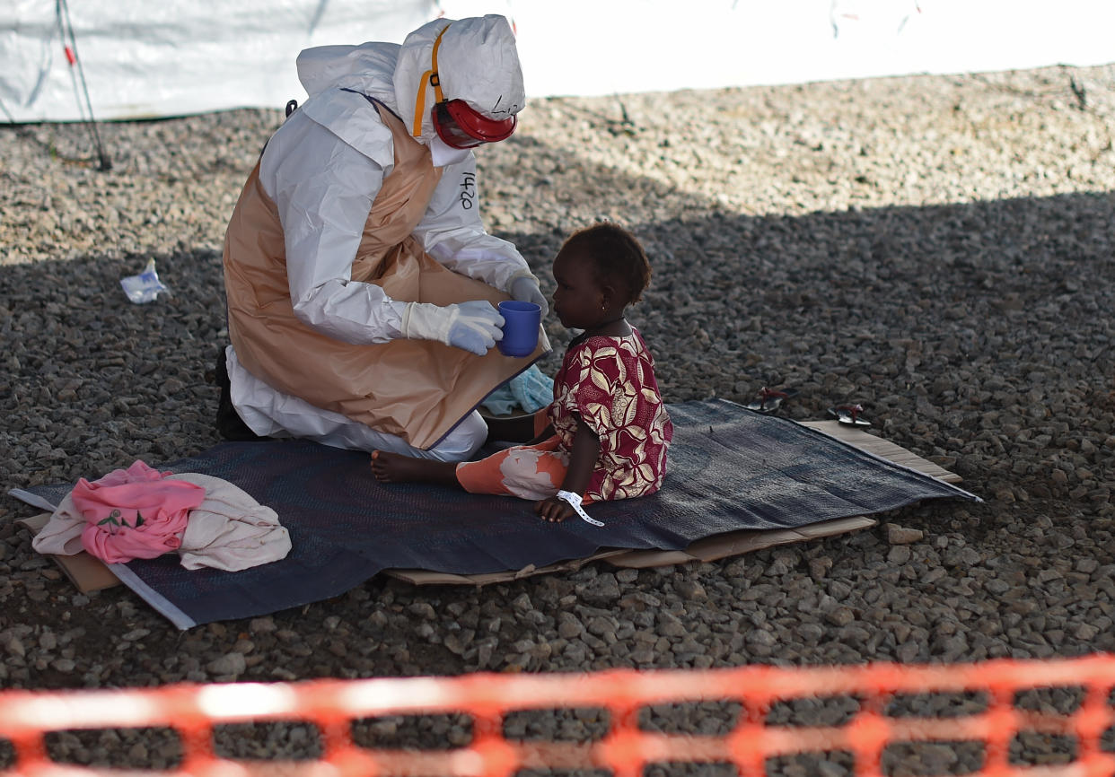 Eine Helferin versorgt ein Kind während der Ebola-Epidemie in Sierra Leone 2014: (Bild: Getty Images/Francisco Leong)