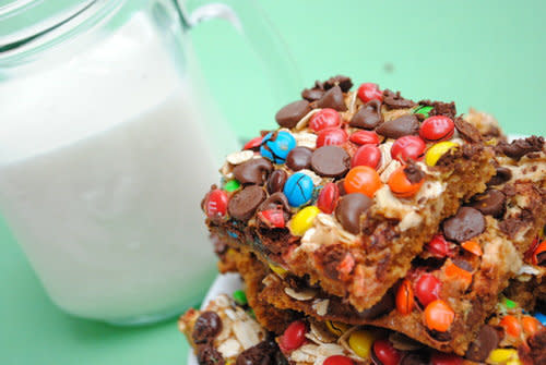 <strong>Get the <a href="http://www.somethingswanky.com/monster-magic-cookie-bars/" target="_blank">Monster Magic Cookie Bars</a> recipe from Something Swanky</strong>