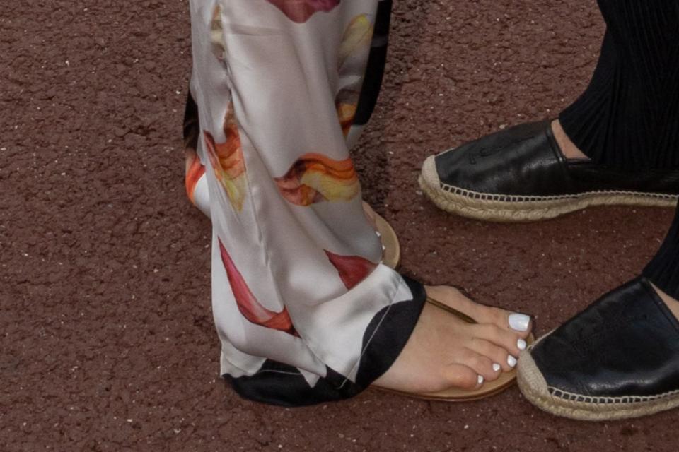 A closer look at Klum’s thong sandals. - Credit: SplashNews.com