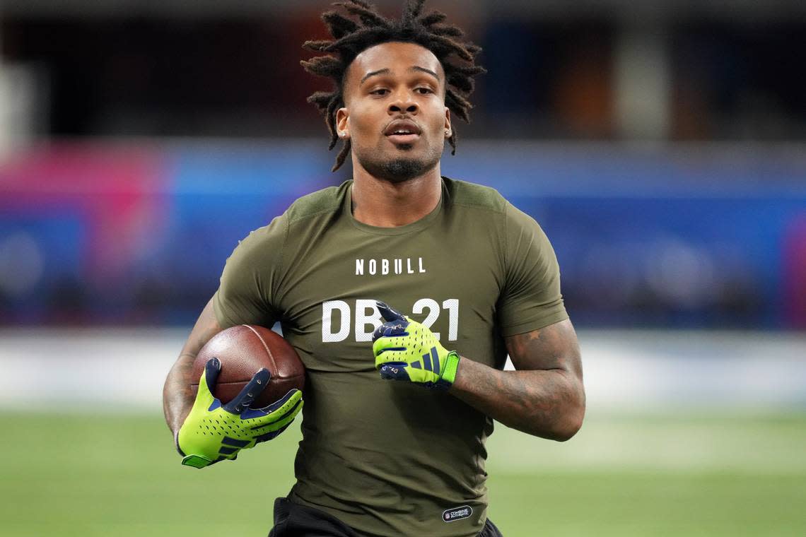 Mar 1, 2024; Indianapolis, IN, USA; Florida State defensive back Jarrian Jones (DB21) works out during the 2024 NFL Combine at Lucas Oil Stadium.