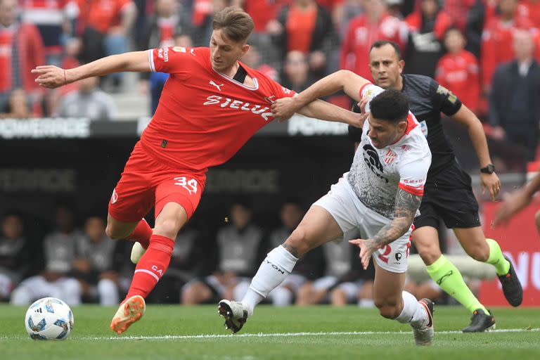 Matías Giménez forcejea con Juan Franco; Independiente e Instituto empataron 0-0 por la Copa de la Liga Profesional