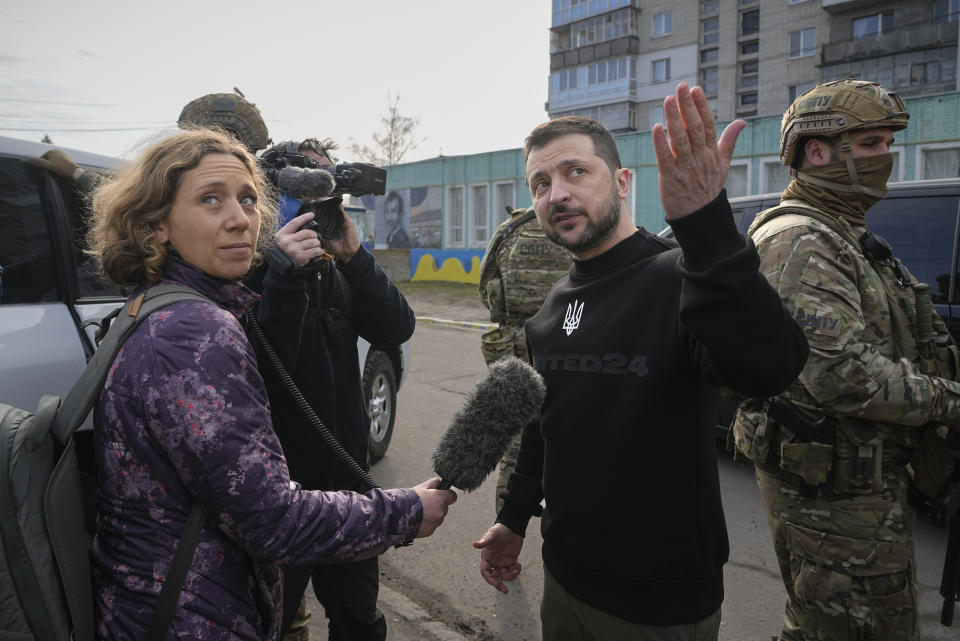 El presidente de Ucrania, Volodymyr Zelenskyy, gesticula mientras habla con Julie Pace, vicepresidenta sénior y directora editorial de The Associated Press, durante una visita a la ciudad fronteriza de Ojtirka, en la región ucraniana de Sumy, el martes 28 de marzo de 2023. (AP Foto/Efrem Lukatsky)