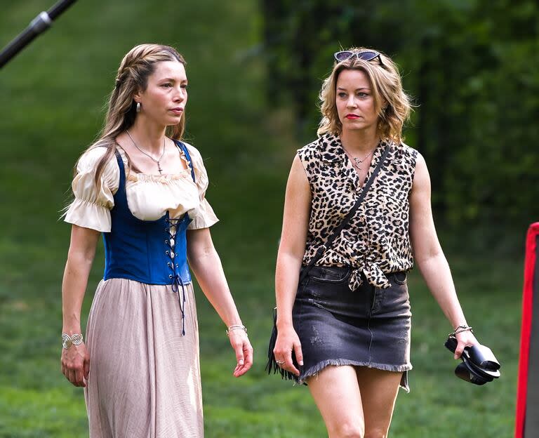 Jessica Biel y Elizabeth Banks en el set de The Better Sister, en la ciudad de Nueva York