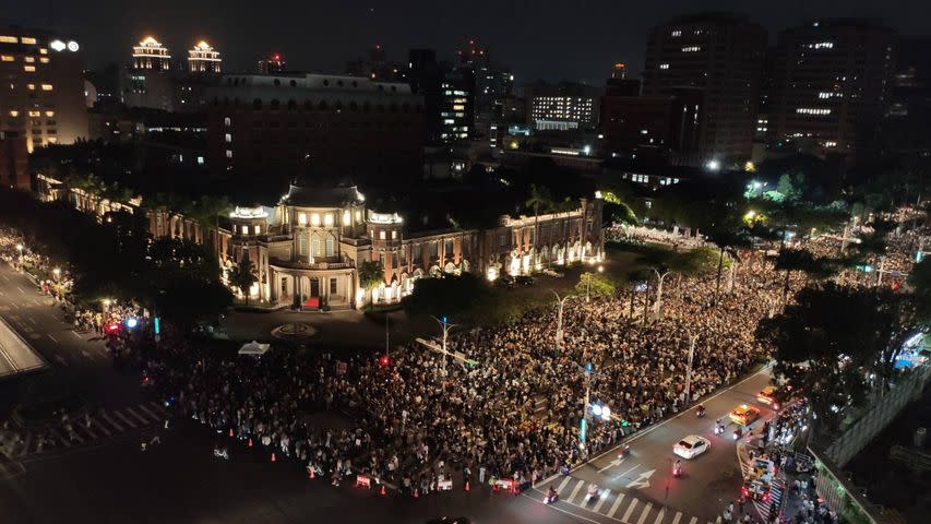 圖片：立法院會今天審查國會職權相關修法，民團號召民眾至立院外抗議，晚間現場主辦單位喊出超過八萬五千人（民主經濟連合提供）