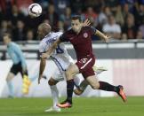 Football Soccer - Sparta Praha v Inter Milan - UEFA Europa League Group Stage - Group K - Generali Arena, Prague, Czech Republic - 29/09/2016. Mario Holek (R) of Sparta Praha in action with Rodrigo Palacio of Inter Milan. REUTERS/David W Cerny