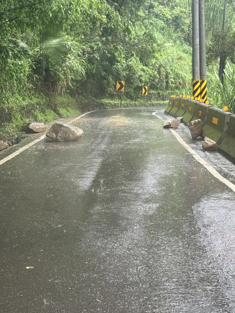 嘉義達邦口往石桌約100公尺出現土石滾落，目前車輛可通行，提醒駕駛注意安全。（圖／嘉義縣政府提供）